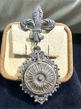 Antique/Vtg: Fleur-De-Lis Flip Photo Locket Articulated Accent Brooch